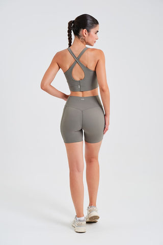 Top Deportivo Gris con Espalda Cruzada y Detalle en Contraste