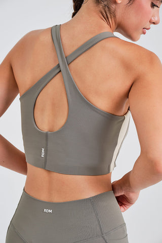 Top Deportivo Gris con Espalda Cruzada y Detalle en Contraste