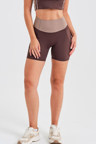 Leggings Cortos Marrones con Bolsillos y Cintura Compresiva