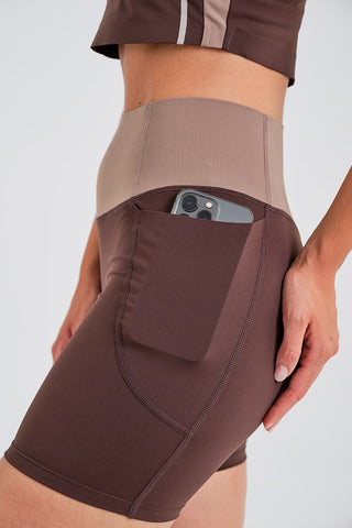 Leggings Cortos Marrones con Bolsillos y Cintura Compresiva