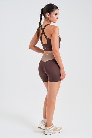 Leggings Cortos Marrones con Bolsillos y Cintura Compresiva