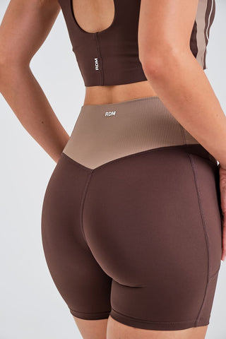 Leggings Cortos Marrones con Bolsillos y Cintura Compresiva