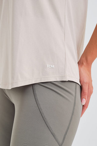 Camiseta Holgada Beige con Detalles Fruncidos y Tejido Técnico