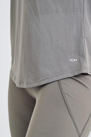 Camiseta Holgada Gris con Detalles Fruncidos y Tejido Técnico