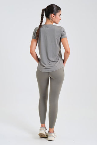 Camiseta Holgada Gris con Detalles Fruncidos y Tejido Técnico