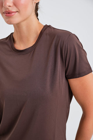 Camiseta Holgada Marrón con Detalles Fruncidos y Tejido Técnico