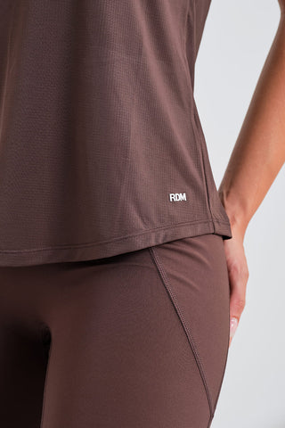 Camiseta Holgada Marrón con Detalles Fruncidos y Tejido Técnico
