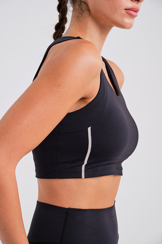 Top Deportivo Negro con Detalle en Contraste y Relleno Interior