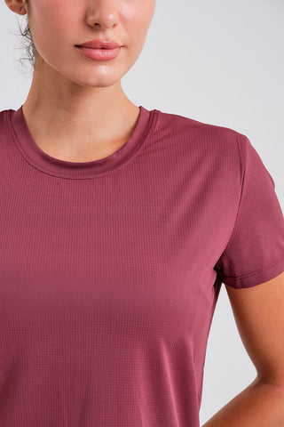 Camiseta Holgada Burdeos con Detalles Fruncidos y Tejido Técnico