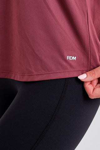 Camiseta Holgada Burdeos con Detalles Fruncidos y Tejido Técnico
