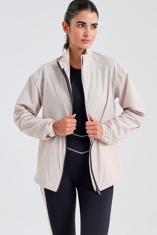 Chaqueta Cortavientos Ligera Beige con Detalles Reflectantes