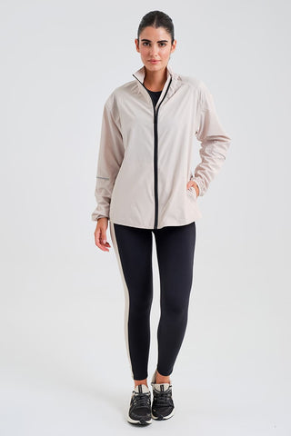 Chaqueta Cortavientos Ligera Beige con Detalles Reflectantes