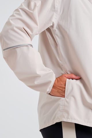 Chaqueta Cortavientos Ligera Beige con Detalles Reflectantes