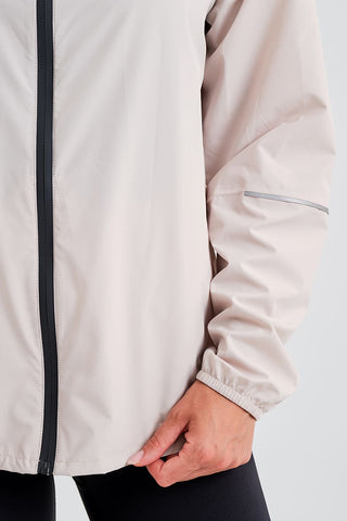 Chaqueta Cortavientos Ligera Beige con Detalles Reflectantes