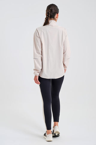 Chaqueta Cortavientos Ligera Beige con Detalles Reflectantes