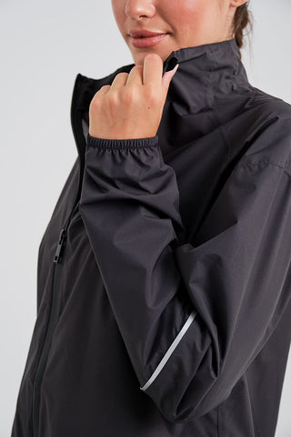 Chaqueta Cortavientos Ligera Negra con Detalles Reflectantes